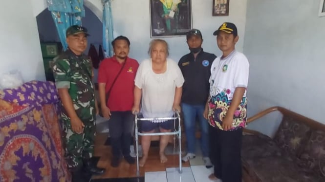 Penyerahan bantuan alat jalan atau walker