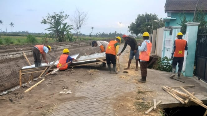 Pekerja pengecoran Daerah Irigasi (DI) Bajulmati