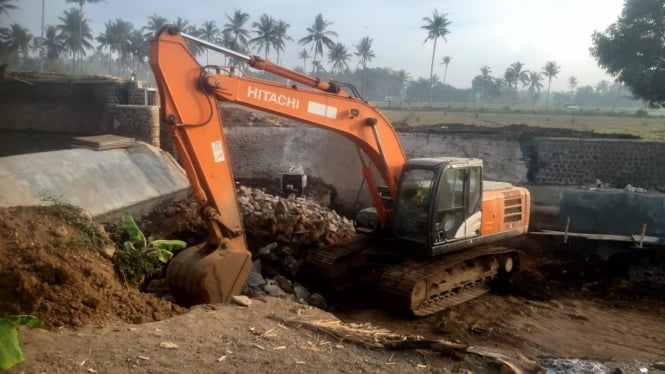 Traktor di Daerah Irigasi (DI) Bajulmati