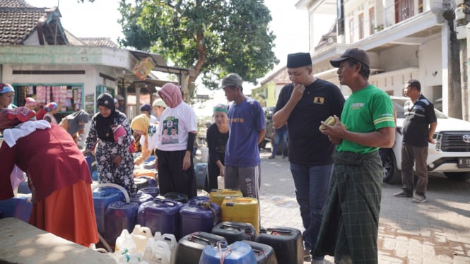 Rusdi Droping Air Bersih, Janji akan Carikan Sumber Mata Air Baru