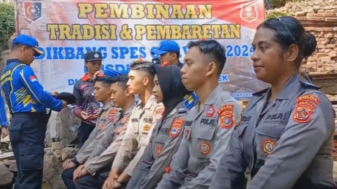 Napak Tilas Gajah Mada, Polisi Berebut Baret Coklat di Candi Belahan