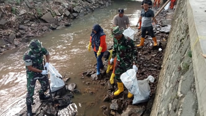 Prajurit Kodim 0825 Banyuwangi Bersihkan Kali Krukut di Jakarta