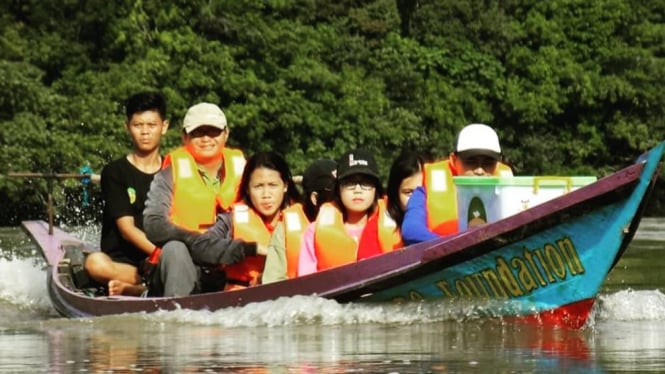 Tim Taman Baca Baraoi saat menyusuri sungai