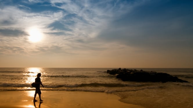 Suasana pesisir pantai saat sore hari