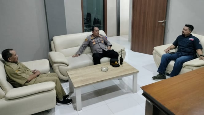 Kapolsek Wongsorejo, AKP Eko Darmawan bersama Pemdes Watukebo