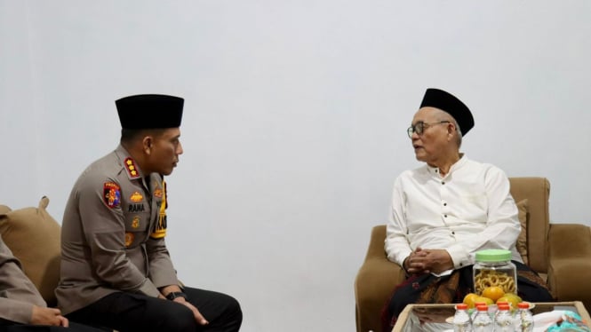 Kapolresta Banyuwangi, Rama Samtama bersama Pengasuh, KH. Maskur Ali