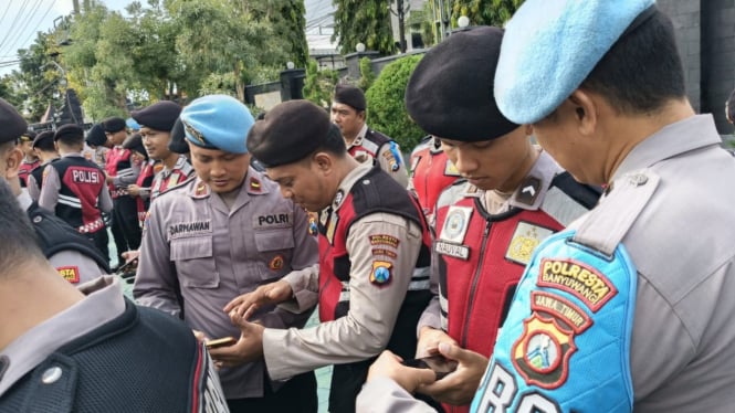 Pemeriksaan Handphone Personel Polresta Banyuwangi oleh Propam