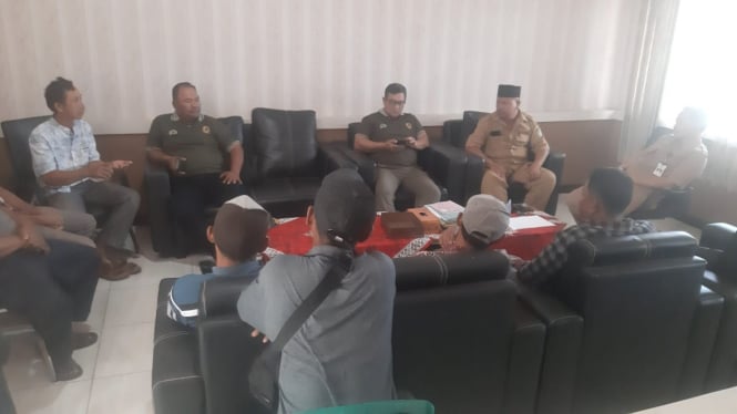 Petani Desa Bimorejo curhat ke Camat Wongsorejo