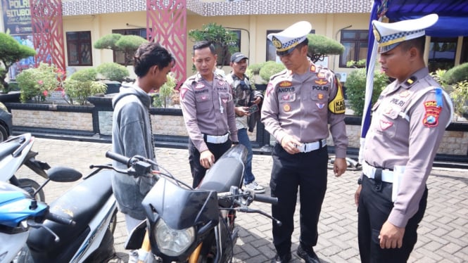 Polres Situbondo kembalikan motor yang diamankan