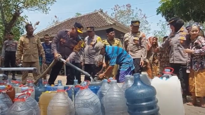 Krisis Kemarau Melanda Pasuruan, Polisi Kerahkan Water Cannon