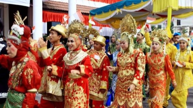 Pelestarian Budaya Melalui Pakaian Adat