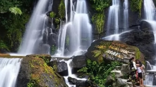 Bah Biak: Lebih dari Sekadar Air Terjun Kisah Alam yang Memikat