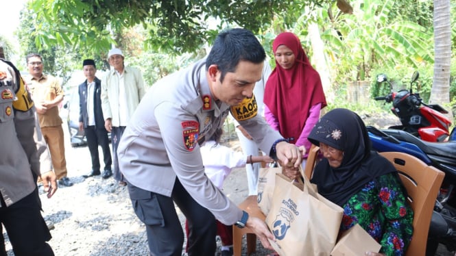 Kapolres Situbondo membagikan sembako