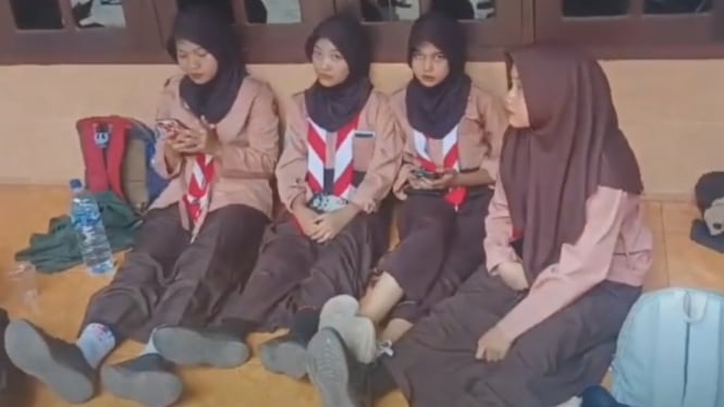 Minibus Rombongan Siswi Hantam Rumah di Jalur Wisata Prigen