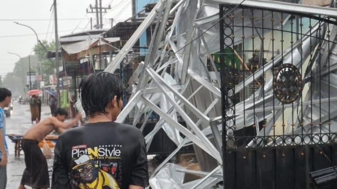 Puting Beliung Landa Lumajang, Puluhan Rumah Porak-poranda!