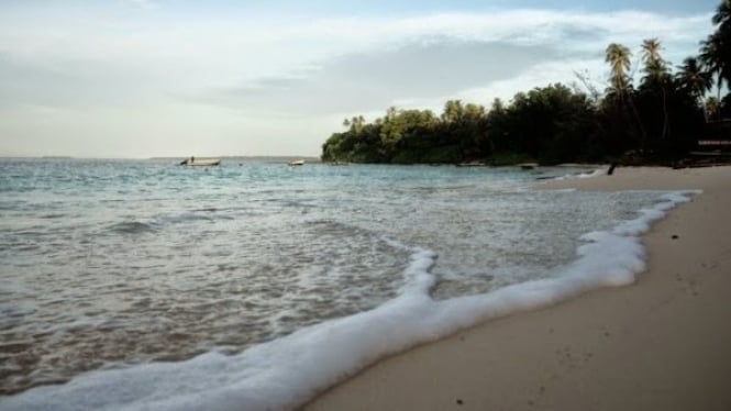 Pantai Sirombu, Pesona Alam yang Memukau dan Sejarahnya