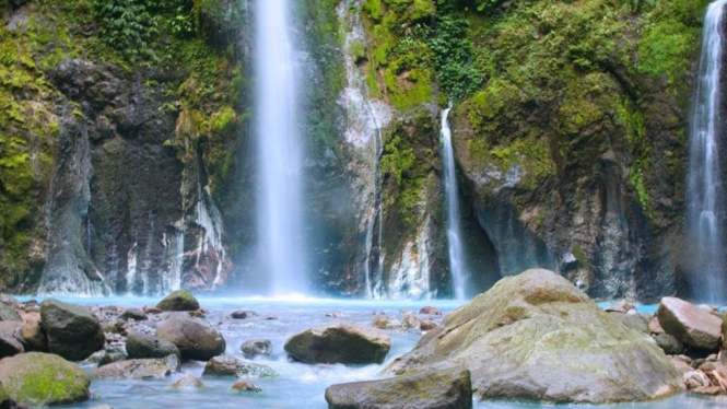 Misteri Air Terjun Dua Warna yang Memukau!