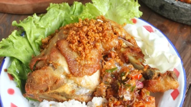 Ayam goreng bumbu opor