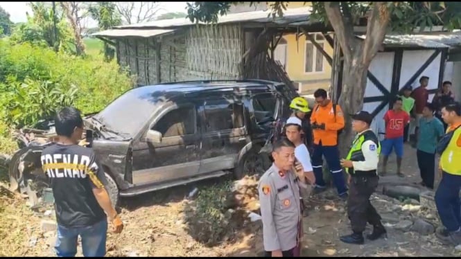 Minibus Tertabrak Kereta Api, Empat Luka Parah