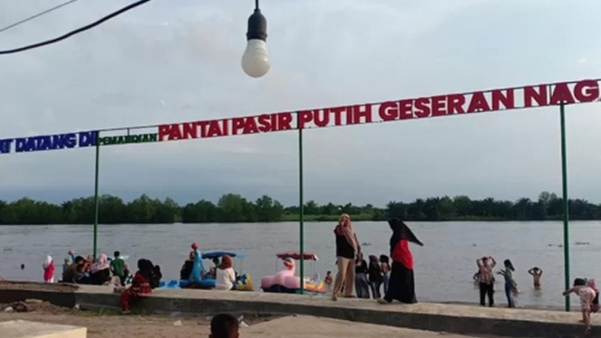 Menelusuri Pesona Pasir Putih Geseran Naga