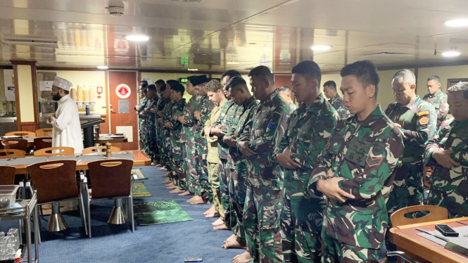 Prajurit TNI Laksanakan Sholat Jumat Berjamaah di HMAS Adelaide