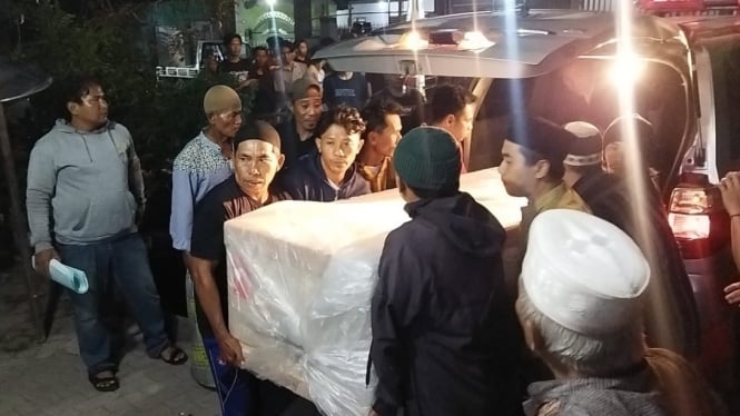 Penyerahan jenasah dari Disnaker Provinsi Jawa timur pada keluarga