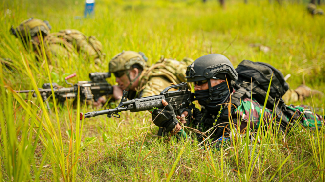 Pasukan TNI-ADF saat Memantau Pergerakan Musuh