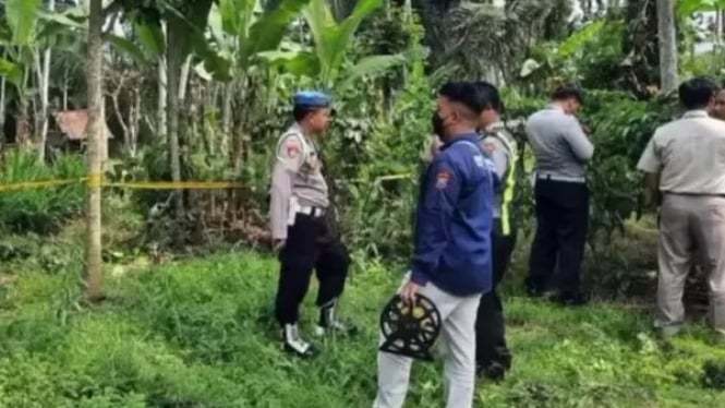 Polisi olah TKP penemuan mayat pelajar MI yang tewas dibunuh