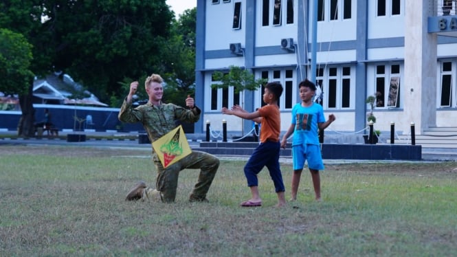 Momen Prajurit ADF Bercengkrama Bersama Anak-anak Di Daerah Latihan