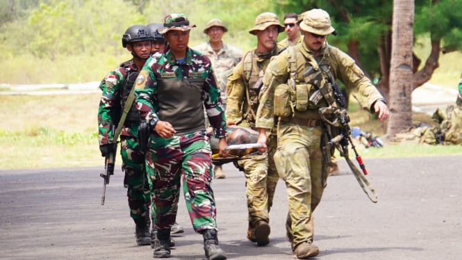 Prajurit TNI - ADF Laksanakan Latihan Operasi Evakuasi Warga Sipil