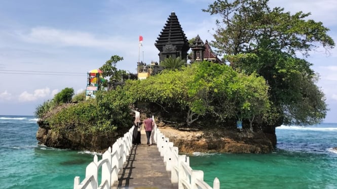 Pesona pantai Balekambang Malang