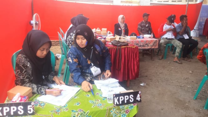 Suasan sebuah TPS di Kecamatan Wongsorejo