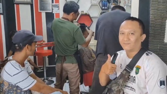 Cukur Gratis Usai Mencoblos: Inisiatif Unik Tukang Cukur