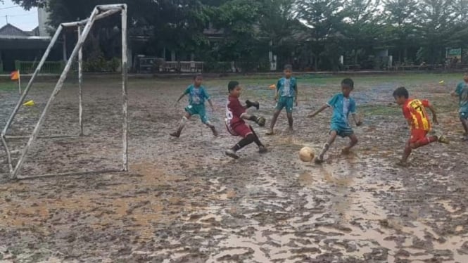 Penjaga gawang Persega, Dastant berusaha menahan serangan