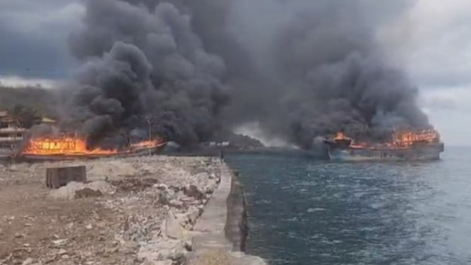 Dua Kapal terbakar di perairan pantai watudodol