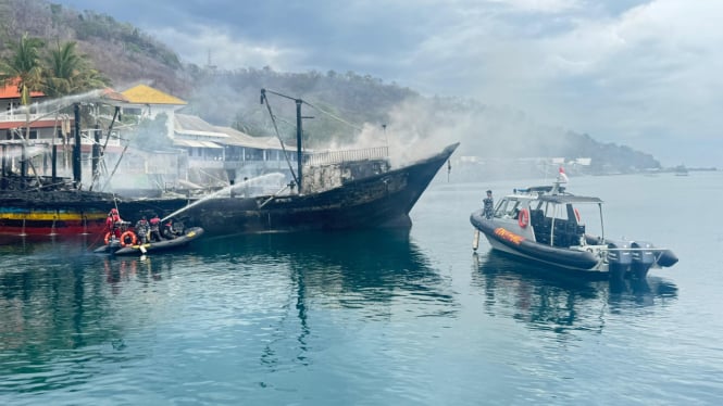 Prajurit Lanal Banyuwangi Bantu Pemadaman Kapal Terbakar