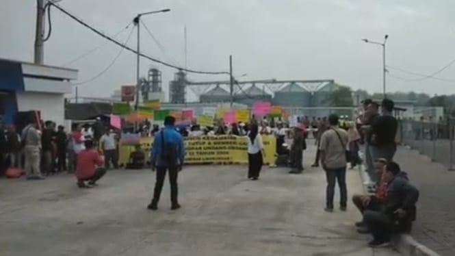 Dituding mencemari lingkungan, massa blokir jalan pabrik