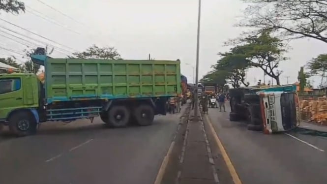 Truk Bermuatan Minyak Goreng Terguling di Jalur Pantura