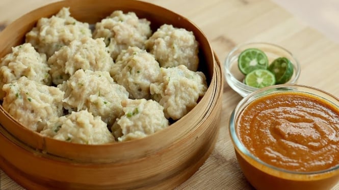 Siomay ayam dengan bumbu kacang
