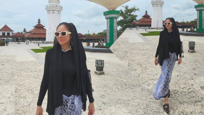 Potret Wulan Guritno di Masjid Agung Banten, Banten Lama