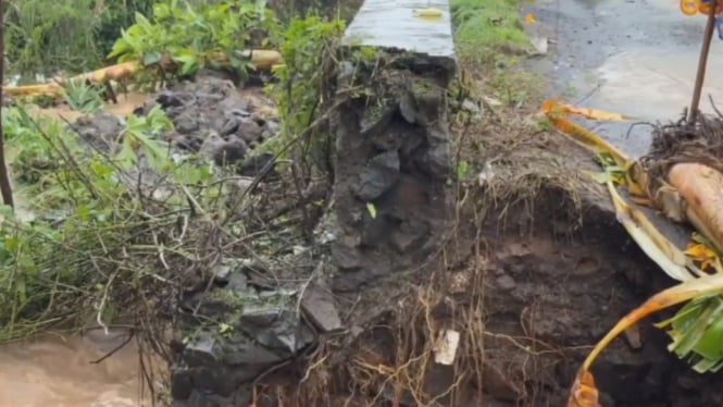 Jembatan antar Desa ambrukditerjang banjir