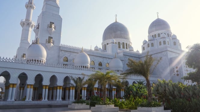 Tempat Wisata Telusuri Indahnya Masjid Syeikh Zayed Solo