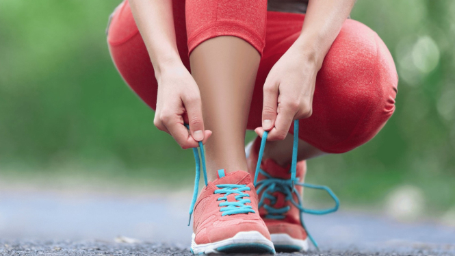 10 rekomendasi sepatu lari wanita mulai dari 200 ribuan