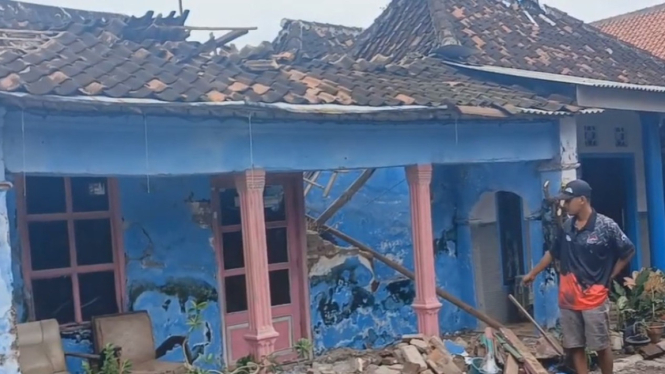 Rumah ambruk, balita dan anak jadi korban