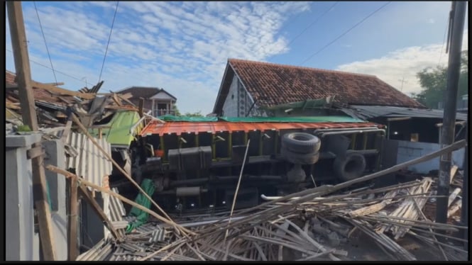 Diduda sopir mengantuk, truk angkut beras tabrak 2 rumah