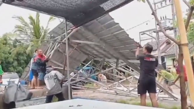 Puluhan Rumah rusak diterjang cuaca buruk