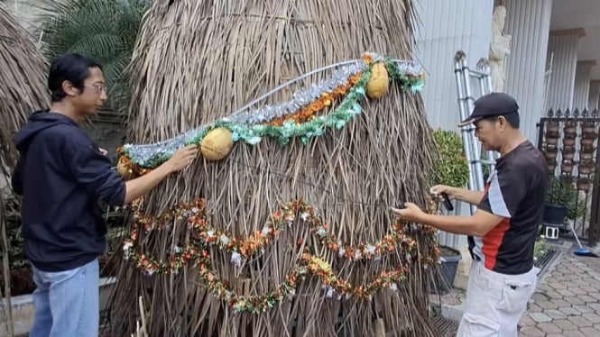 Pohon Natal Blarak dan Cengkir di Gereja Katolik Santo Yusuf