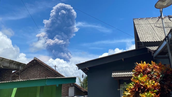 Aktifitas Gunung Rayng meningkat, erupsi terjadi