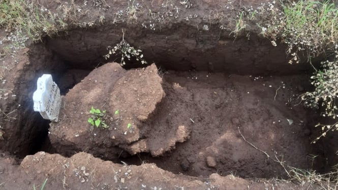 Tanah makam amblas di pemakaman umum Desa Sidodadi