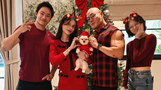 Deddy Corbuzier dan keluarga rayakan natal